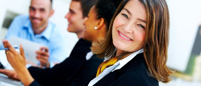 &Auml;ltere und j&uuml;ngere Mitarbeiterinnen und Mitarbeiter